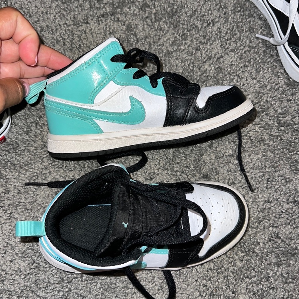 Size 9 toddler mid Jordans 🖤